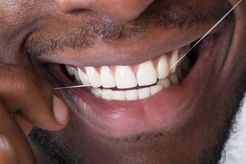 为什么使用牙线与刷牙同样重要？