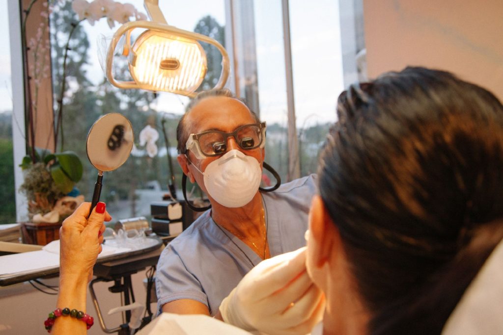 le dentiste-mobassérien-célébrité-et-son-patient