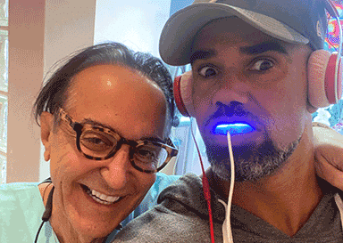 Dr. Anthony-Mobasser---Los-Angeles-Dentiste-cosmétique-avec-une-patiente-célébrité-Shemar-Moore